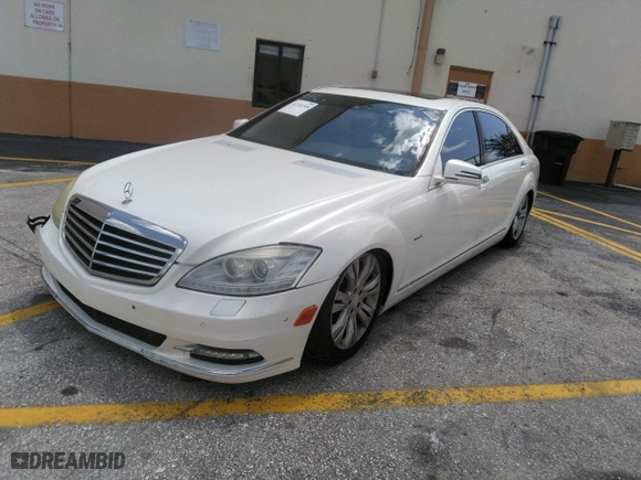 2010 Mercedes-Benz S-Class S 550 with VIN WDDNG7BB6AA333698, listed as a IAAI auction lot 41721324 with 212,814 mi miles. Bid and sale history available at carsss.com. Image 2.