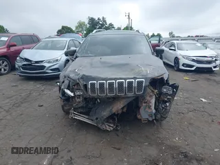 2019 Jeep Cherokee Latitude Plus z VIN 1C4PJLLB7KD482634, wystawiony jako IAAI lot #42131572 z przebiegiem 134 811 mil mil oraz . Historia ofert i sprzedaży dostępna na DreamBid. Obrazek 12.