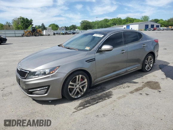 2013 Kia Optima SX z VIN 5XXGR4A63DG167343, wystawiony jako Copart lot #57677305 z przebiegiem 161 446 mil mil oraz Czysty tytuł • Clean title. Historia ofert i sprzedaży dostępna na DreamBid. Obrazek 1.