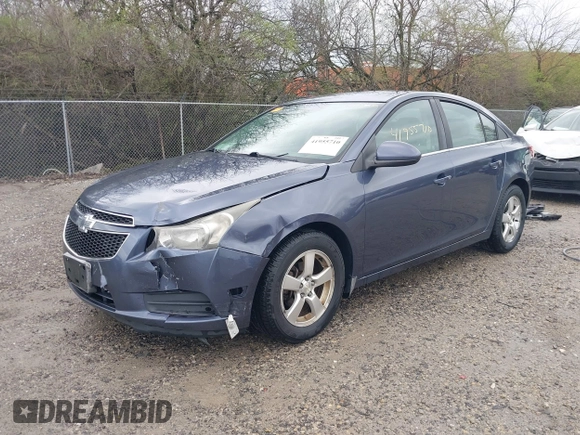 2014 Chevrolet Cruze 1LT z VIN 1G1PC5SB0E7213216, wystawiony jako IAAI lot #41955710 z przebiegiem 147 003 mil mil oraz . Historia ofert i sprzedaży dostępna na DreamBid. Obrazek 18.