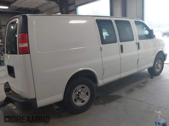 2013 Chevrolet Express Cargo z VIN 1GCWGFBA8D1101785, wystawiony jako IAAI lot #42617920 z przebiegiem 164 366 mil mil oraz . Historia ofert i sprzedaży dostępna na DreamBid. Obrazek 4.