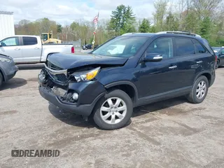 2012 Kia Sorento LX z VIN 5XYKT3A62CG268017, wystawiony jako IAAI lot #42219961 z przebiegiem 113 475 mil mil oraz . Historia ofert i sprzedaży dostępna na DreamBid. Obrazek 2.