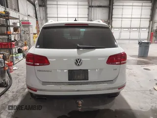 2016 Volkswagen Touareg Sport z VIN WVGEF9BP2GD010630, wystawiony jako IAAI lot #41837326 z przebiegiem 178 640 mil mil oraz . Historia ofert i sprzedaży dostępna na DreamBid. Obrazek 16.