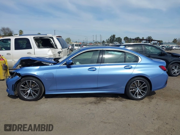 2022 BMW 3 Series 330e with VIN 3MW5P7J01N8C37289, listed as a IAAI auction lot 41765524 with 1 mi miles. Bid and sale history available at carsss.com. Image 14.