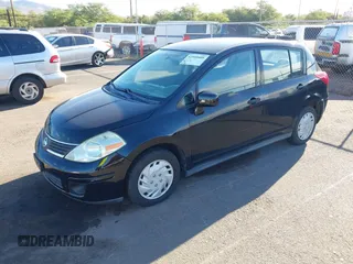 2009 Nissan Versa S z VIN 3N1BC13EX9L363180, wystawiony jako IAAI lot #42510405 z przebiegiem 113 287 mil mil oraz . Historia ofert i sprzedaży dostępna na DreamBid. Obrazek 2.