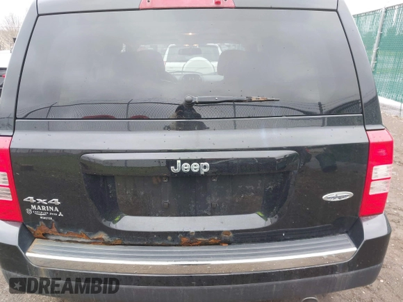 2016 Jeep Patriot Latitude with VIN 1C4NJRFB1GD523904, listed as a IAAI auction lot 42017736 with 164,705 mi miles. Bid and sale history available at carsss.com. Image 6.