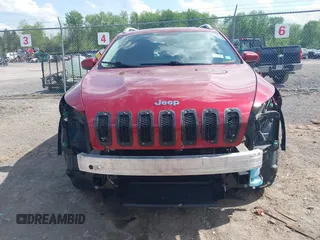 2016 Jeep Cherokee Latitude z VIN 1C4PJMCB9GW305472, wystawiony jako IAAI lot #42276395 z przebiegiem 112 621 mil mil oraz . Historia ofert i sprzedaży dostępna na DreamBid. Obrazek 13.