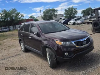 2013 Kia Sorento LX z VIN 5XYKT3A64DG362692, wystawiony jako IAAI lot #42323459 z przebiegiem 134 899 mil mil oraz . Historia ofert i sprzedaży dostępna na DreamBid. Obrazek 1.