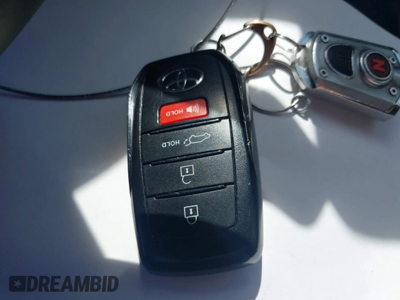 2024 Toyota Highlander LE z VIN 5TDKDRBH6RS552634, wystawiony jako IAAI lot #42086919 z przebiegiem 12 606 mil mil oraz . Historia ofert i sprzedaży dostępna na DreamBid. Obrazek 11.