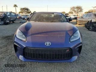 2023 Toyota 86 Premium z VIN JF1ZNBE11P9750749, wystawiony jako Copart lot #47240095 z przebiegiem 17 985 mil mil oraz Tytuł czysty. Historia ofert i sprzedaży dostępna na DreamBid. Obrazek 5.