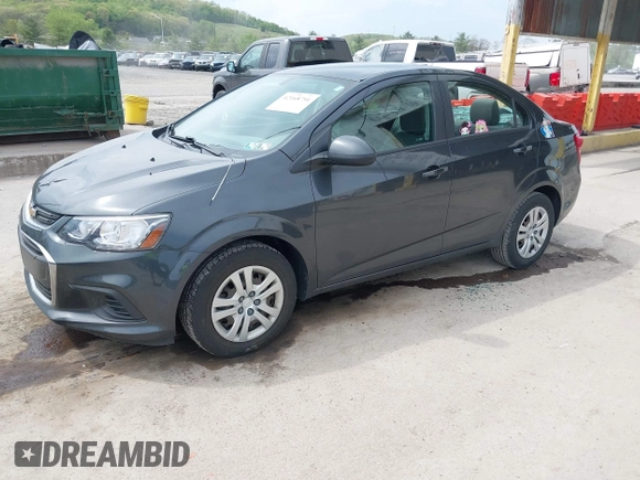 2017 Chevrolet Sonic LS z VIN 1G1JB5SG3H4135041, wystawiony jako IAAI lot #42168751 z przebiegiem 91 312 mil mil oraz . Historia ofert i sprzedaży dostępna na DreamBid. Obrazek 2.