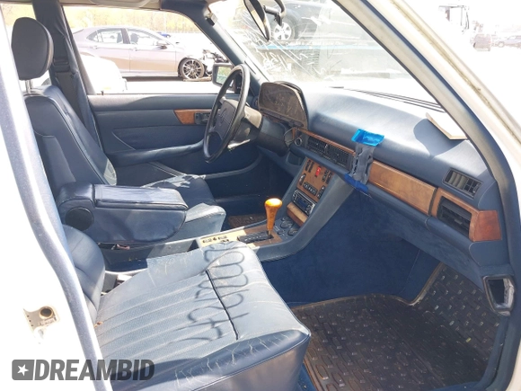 1988 Mercedes-Benz 560 with VIN WDBCA39DXJA420974, listed as a IAAI auction lot 42122073 with 113,273 mi miles and . Bid and sale history available at DreamBid. Image 5.