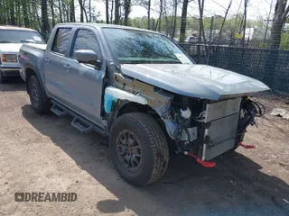 2023 Nissan Frontier Pro-4X z VIN 1N6ED1EKXPN674662, wystawiony jako IAAI lot #42001624 z przebiegiem 24 928 mil mil oraz . Historia ofert i sprzedaży dostępna na DreamBid. Obrazek 1.