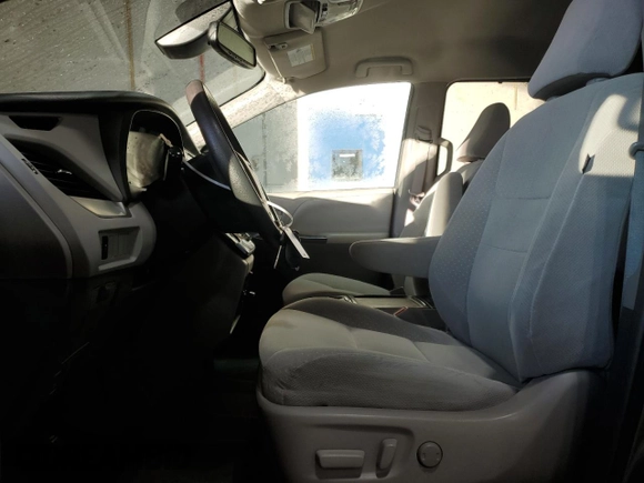 2019 Toyota Sienna LE with VIN 5TDJZ3DC3KS212181, listed as a Copart auction lot 42812395 with 110,974 mi miles and Salvage Title. Bid and sale history available at carsss.com. Image 7.