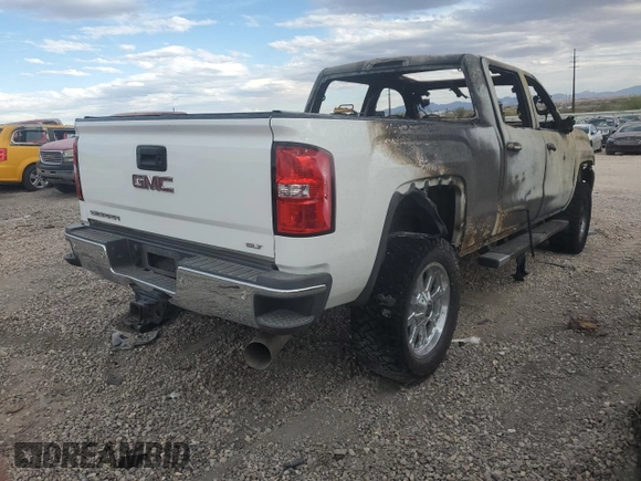 2018 GMC Sierra 2500HD SLT z VIN 1GT12TEY1JF108589, wystawiony jako Copart lot #52713975 z przebiegiem Nie podano mil oraz Nie do naprawy • Non repairable. Historia ofert i sprzedaży dostępna na DreamBid. Obrazek 3.