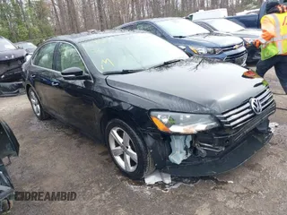 2013 Volkswagen Passat SE z VIN 1VWBP7A35DC072688, wystawiony jako IAAI lot #41908735 z przebiegiem 173 809 mil mil oraz . Historia ofert i sprzedaży dostępna na DreamBid. Obrazek 1.