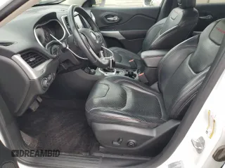 2017 Jeep Cherokee Trailhawk z VIN 1C4PJMBS3HW569628, wystawiony jako Copart lot #57105855 z przebiegiem 127 637 mil mil oraz Szkoda całkowita • Salvage title. Historia ofert i sprzedaży dostępna na DreamBid. Obrazek 7.