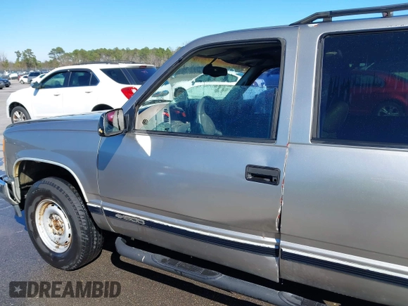 1998 GMC Yukon with VIN 1GKEK13R4WJ725608, listed as a IAAI auction lot 41596559 with 323,141 mi miles. Bid and sale history available at carsss.com. Image 6.