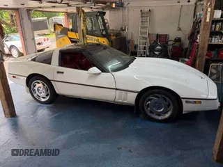 1989 Chevrolet Corvette z VIN 1G1YY2189K512420, wystawiony jako Copart lot #60937345 z przebiegiem 106 500 mil mil oraz Czysty tytuł • Clean title. Historia ofert i sprzedaży dostępna na DreamBid. Obrazek 3.