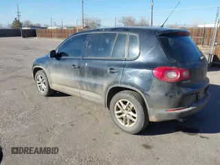 2011 Volkswagen Tiguan SEL with VIN WVGBV7AX4BW552160, listed as a IAAI auction lot 41507235 with 133,139 mi miles and . Bid and sale history available at DreamBid. Image 3.
