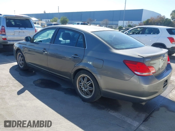 2007 Toyota Avalon XL z VIN 4T1BK36B77U197115, wystawiony jako IAAI lot #41669729 z przebiegiem 289 786 mil mil oraz . Historia ofert i sprzedaży dostępna na DreamBid. Obrazek 3.