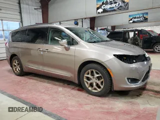 2017 Chrysler Pacifica Limited z VIN 2C4RC1GG4HR565098, wystawiony jako Copart lot #53072755 z przebiegiem 93 896 mil mil oraz Szkoda całkowita • Salvage title. Historia ofert i sprzedaży dostępna na DreamBid. Obrazek 4.