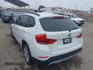 2015 BMW X1 sDrive28i z VIN WBAVM1C50FVZ93810, wystawiony jako IAAI lot #42475276 z przebiegiem 139 118 mil mil oraz . Historia ofert i sprzedaży dostępna na DreamBid. Obrazek 3.