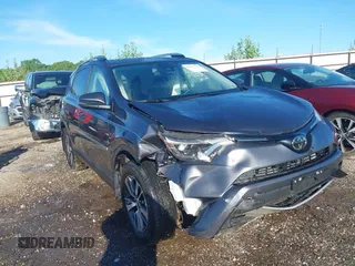 2018 Toyota RAV4 XLE z VIN JTMWFREV1JJ197662, wystawiony jako IAAI lot #42167382 z przebiegiem 64 826 mil mil oraz . Historia ofert i sprzedaży dostępna na DreamBid. Obrazek 1.