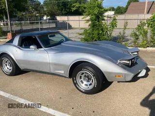 1978 Chevrolet Corvette z VIN 1Z87L8S410080, wystawiony jako Copart lot #56801905 z przebiegiem 81 586 mil mil oraz Czysty tytuł • Clean title. Historia ofert i sprzedaży dostępna na DreamBid. Obrazek 1.