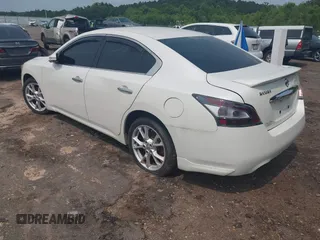 2013 Nissan Maxima SV z VIN 1N4AA5AP0DC841188, wystawiony jako IAAI lot #42408083 z przebiegiem 120 939 mil mil oraz . Historia ofert i sprzedaży dostępna na DreamBid. Obrazek 3.