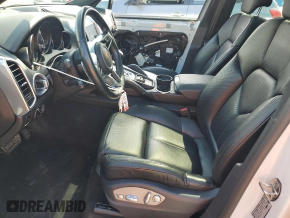 2017 Porsche Cayenne z VIN WP1AA2A23HKA80342, wystawiony jako Copart lot #60908035 z przebiegiem 61 583 mil mil oraz Szkoda całkowita • Salvage title. Historia ofert i sprzedaży dostępna na DreamBid. Obrazek 7.