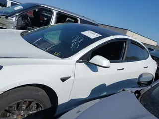 2021 Tesla Model 3 Standard Range Plus z VIN 5YJ3E1EA8MF100456, wystawiony jako IAAI lot #42100840 z przebiegiem 64 389 mil mil oraz . Historia ofert i sprzedaży dostępna na DreamBid. Obrazek 13.