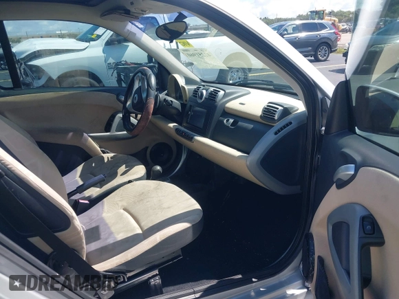 2009 Smart fortwo Pure z VIN WMEEJ31X49K210166, wystawiony jako IAAI lot #42251960 z przebiegiem 104 788 mil mil oraz . Historia ofert i sprzedaży dostępna na DreamBid. Obrazek 5.