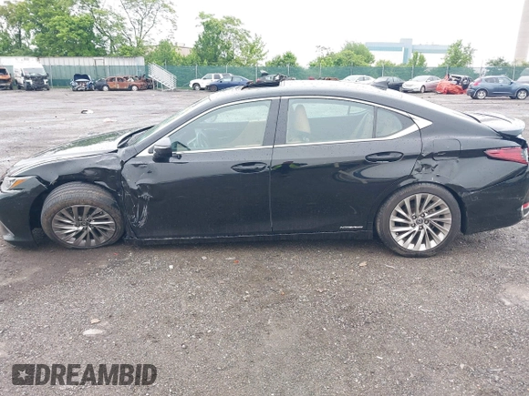 2022 Lexus ES 300h Luxury z VIN 58AEA1C19NU025142, wystawiony jako IAAI lot #42274877 z przebiegiem 33 645 mil mil oraz . Historia ofert i sprzedaży dostępna na DreamBid. Obrazek 6.