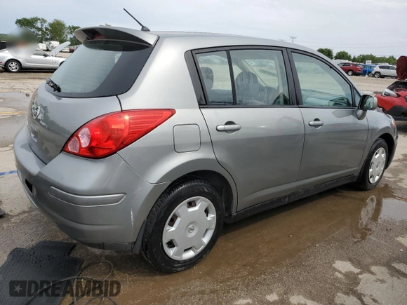 2009 Nissan Versa S z VIN 3N1BC13E59L355648, wystawiony jako Copart lot #57396955 z przebiegiem 67 768 mil mil oraz Szkoda całkowita • Salvage title. Historia ofert i sprzedaży dostępna na DreamBid. Obrazek 3.