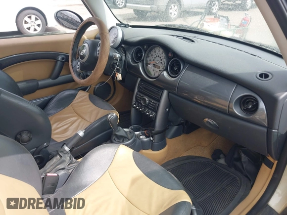 2004 MINI Hardtop with VIN WMWRC334X4TJ56384, listed as a IAAI auction lot 42581423 with 79,129 mi miles and . Bid and sale history available at DreamBid. Image 5.