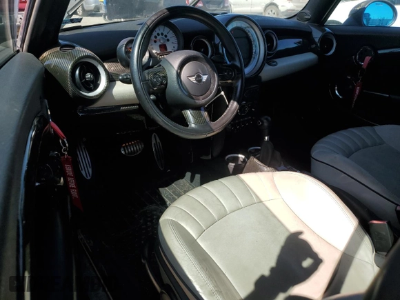 2011 MINI Convertible S с VIN WMWZP3C59BT249133, выставлен на аукционе Copart как лот 56402615 с пробегом 103 809 миль миль и Списание • Salvage title. История ставок и продаж доступна на DreamBid. Изображение 8.
