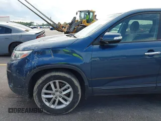 2014 Kia Sorento LX z VIN 5XYKT3A63EG509554, wystawiony jako IAAI lot #42278016 z przebiegiem 166 639 mil mil oraz . Historia ofert i sprzedaży dostępna na DreamBid. Obrazek 15.