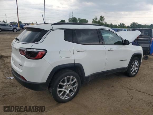 2022 Jeep Compass Latitude Lux z VIN 3C4NJDFB8NT208723, wystawiony jako Copart lot #59283325 z przebiegiem 16 861 mil mil oraz Szkoda całkowita • Salvage title. Historia ofert i sprzedaży dostępna na DreamBid. Obrazek 3.