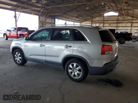 2013 Kia Sorento LX z VIN 5XYKT4A65DG333708, wystawiony jako Copart lot #59422375 z przebiegiem 118 326 mil mil oraz Czysty tytuł • Clean title. Historia ofert i sprzedaży dostępna na DreamBid. Obrazek 2.