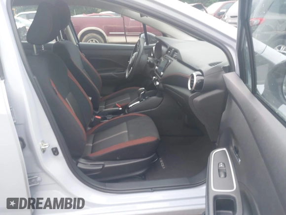2024 Nissan Versa SR z VIN 3N1CN8FV2RL910073, wystawiony jako IAAI lot #42509343 z przebiegiem 28 837 mil mil oraz . Historia ofert i sprzedaży dostępna na DreamBid. Obrazek 5.