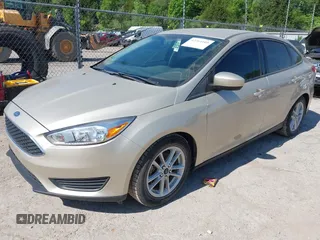 2018 Ford Focus SE z VIN 1FADP3FEXJL210905, wystawiony jako IAAI lot #42264105 z przebiegiem 136 499 mil mil oraz . Historia ofert i sprzedaży dostępna na DreamBid. Obrazek 2.