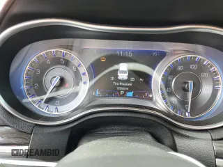 2018 Chrysler 300 Touring L z VIN 2C3CCAAG3JH190982, wystawiony jako Copart lot #54685645 z przebiegiem 125 839 mil mil oraz Szkoda całkowita • Salvage title. Historia ofert i sprzedaży dostępna na DreamBid. Obrazek 9.