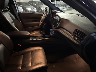 2023 Dodge Durango R/T Plus z VIN 1C4SDHCT5PC557478, wystawiony jako Copart lot #64901655 z przebiegiem 34 446 mil mil oraz Czysty tytuł • Clean title. Historia ofert i sprzedaży dostępna na DreamBid. Obrazek 5.