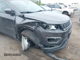 2020 Jeep Compass Latitude z VIN 3C4NJDBB4LT205322, wystawiony jako IAAI lot #42589298 z przebiegiem 50 665 mil mil oraz . Historia ofert i sprzedaży dostępna na DreamBid. Obrazek 6.