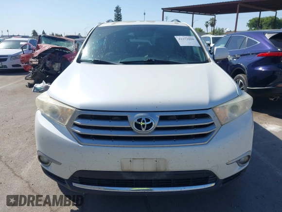 2013 Toyota Highlander z VIN 5TDZK3EH7DS127798, wystawiony jako IAAI lot #42372808 z przebiegiem 176 190 mil mil oraz . Historia ofert i sprzedaży dostępna na DreamBid. Obrazek 12.