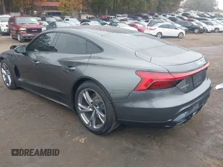 2024 Audi e-tron GT Premium Plus z VIN WAUFJBFW0R7000208, wystawiony jako IAAI lot #40787476 z przebiegiem 7 765 mil mil oraz . Historia ofert i sprzedaży dostępna na DreamBid. Obrazek 3.