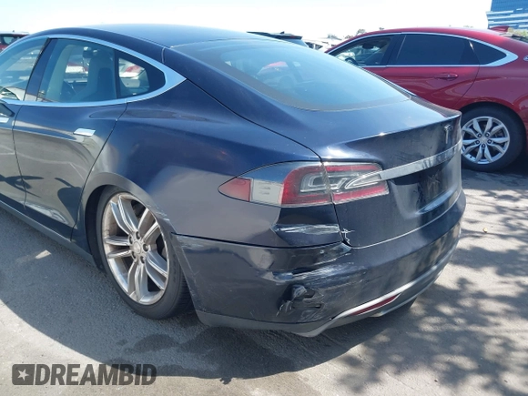 2013 Tesla Model S with VIN 5YJSA1CNXDFP06077, listed as a IAAI auction lot 41958105 with 84,773 mi miles. Bid and sale history available at carsss.com. Image 6.
