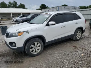 2013 Kia Sorento LX z VIN 5XYKT3A66DG421774, wystawiony jako Copart lot #61574785 z przebiegiem 157 788 mil mil oraz Czysty tytuł • Clean title. Historia ofert i sprzedaży dostępna na DreamBid. Obrazek 1.