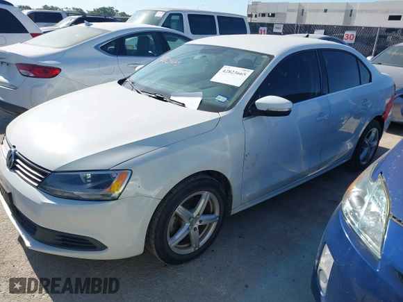 2014 Volkswagen Jetta SE z VIN 3VWD07AJ1EM281910, wystawiony jako IAAI lot #42823665 z przebiegiem 86 182 mil mil oraz . Historia ofert i sprzedaży dostępna na DreamBid. Obrazek 2.